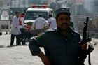 Před mešitou v Afghánistánu se odpálili dva atentátníci. K útoku se přihlásil Islámský stát