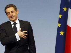 Nicolas Sarkozy bojuje ze všech sil, proti kandidátovi socialistů ale zatím nemá šanci.