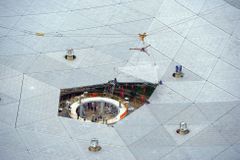 Číňané dostavěli největší teleskop světa. Bude poslouchat šum vesmíru a hledat mimozemšťany
