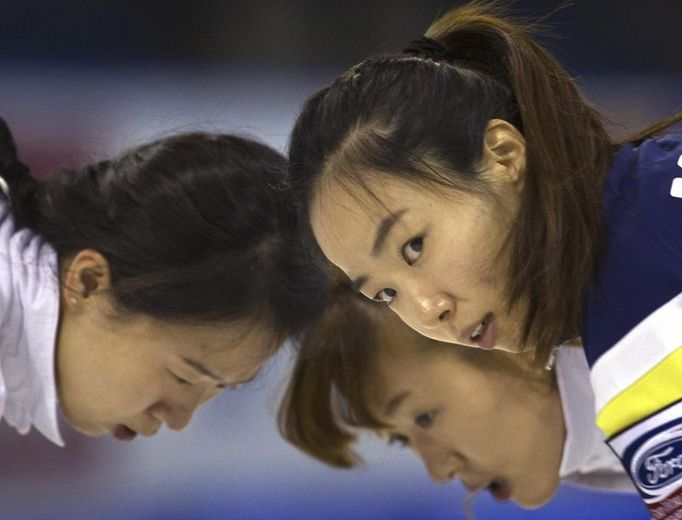 Úsilí korejských hráček (zleva) Gim Un Chi, Lee Hyun-Jung a skipky Kim Ji-Sun při rozpínání ledu