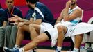 Argentinský basketbalista Manu Ginobili sleduje opakované záběry na lavičce v utkání skupiny A na OH 2012 v Londýně.