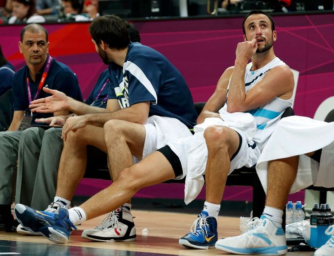 Argentinský basketbalista Manu Ginobili sleduje opakované záběry na lavičce v utkání skupiny A na OH 2012 v Londýně.