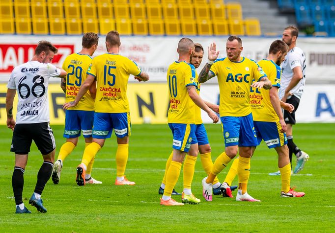 3. kolo nadstavbové části o záchranu ve Fortuna:Lize 2019/20, Teplice - Zlín: Radost fotbalistů Teplic.