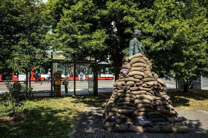 Průřez tvorbou fotografa Týdeníku Respekt Milana Jaroše za rok 2022.