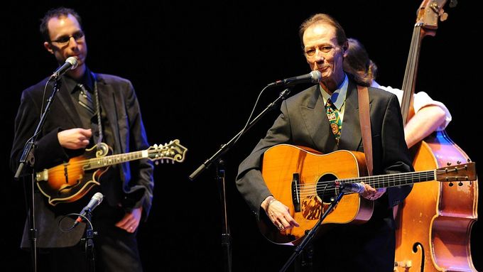 Tony Rice (vpravo) při vystoupení s kapelou The Tony Rice Unit v USA, 2010.