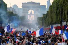 Divoké oslavy francouzského zlata: Dívku přejel traktor, další fanoušek zemřel po skoku do řeky