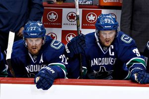 Daniel Sedin a Henrik Sedin v play off NHL 2013