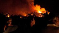Místní obyvazelé sledují požár na řeckém poloostrově Chalkidiki