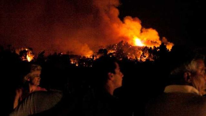Místní obyvazelé sledují požár na řeckém poloostrově Chalkidiki