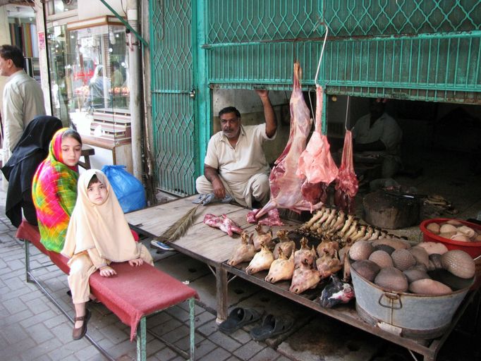Řeznictví v pákistánském městě Laháur. Dostatek všeho.