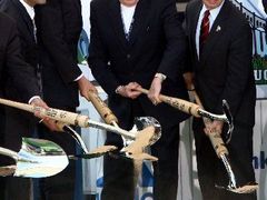 Starosta New Yorku Michael Bloomberg (první zprava), vlastník klubu NY Yankees George Steinbrenner (druhý zprava) a newyorský guvernér George Pataki (třetí zprava) se účastní slavnostního zahájení stavby nového stadionu.