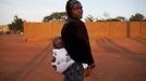 Douentza resident Kadjiatou poses for a picture with her child on her back in the recently liberated town, Mali January 29, 2013. REUTERS/Joe Penney (MALI - Tags: CIVIL UNREST POLITICS CONFLICT) Published: Led. 29, 2013, 9:22 odp.