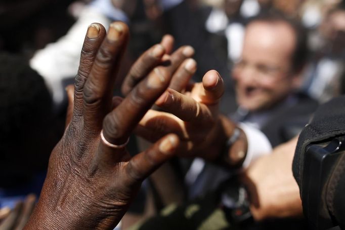 France's President Francois Hollande greets people in the center of Timbuktu February 2, 2013. Malians chanting "Thank you, France!" mobbed Hollande on Saturday as he visited the desert city of Timbuktu, retaken from Islamist rebels, and pledged France's sustained support for Mali to expel jihadists. REUTERS/Benoit Tessier (MALI - Tags: POLITICS CIVIL UNREST CONFLICT TPX IMAGES OF THE DAY) Published: Úno. 2, 2013, 2:40 odp.