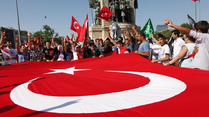 Sestřelení turecké stíhačky Syřany vyvolalo v Ankaře protesty.