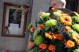 Mnoho žižkovských obyvatel mělo k divadlu Járy Cimrmana osobní vztah. Kytice a věnce s kondolencemi přinesly během dne stovky lidí.