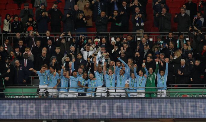 Fotbalisté Manchesteru City slaví při přebírání trofeje pro vítěze Ligového poháru 2018.