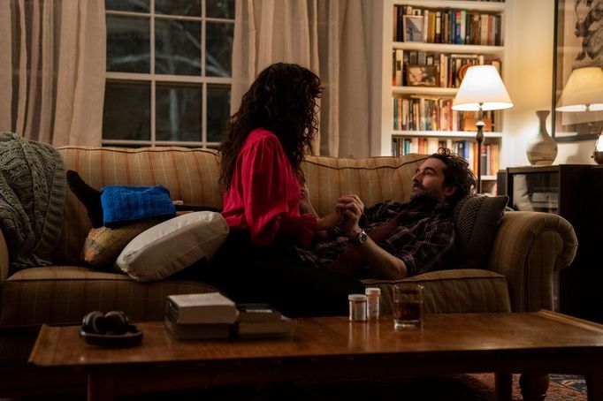 Sandra Ohová jako Ji-Yoon Kimová a Jay Duplass coby Bill Dobson.