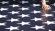 Pečlivá příprava americké vlajky, vždyť USA jsou nejvlivnějším členem aliance...
