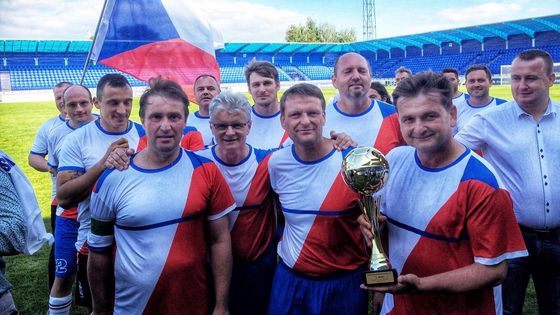 Tým Poslanecké sněmovny a Senátu na turnaji týmů Visegradu v Popradu.