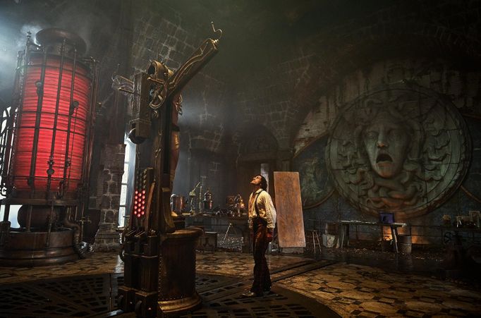 Z filmu Frankenstein (2025).