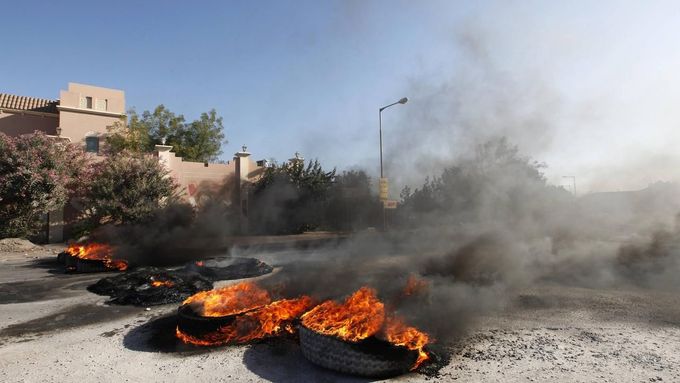 Hořící pneumatiky na předměstí bahrajnské metropole Manáma.