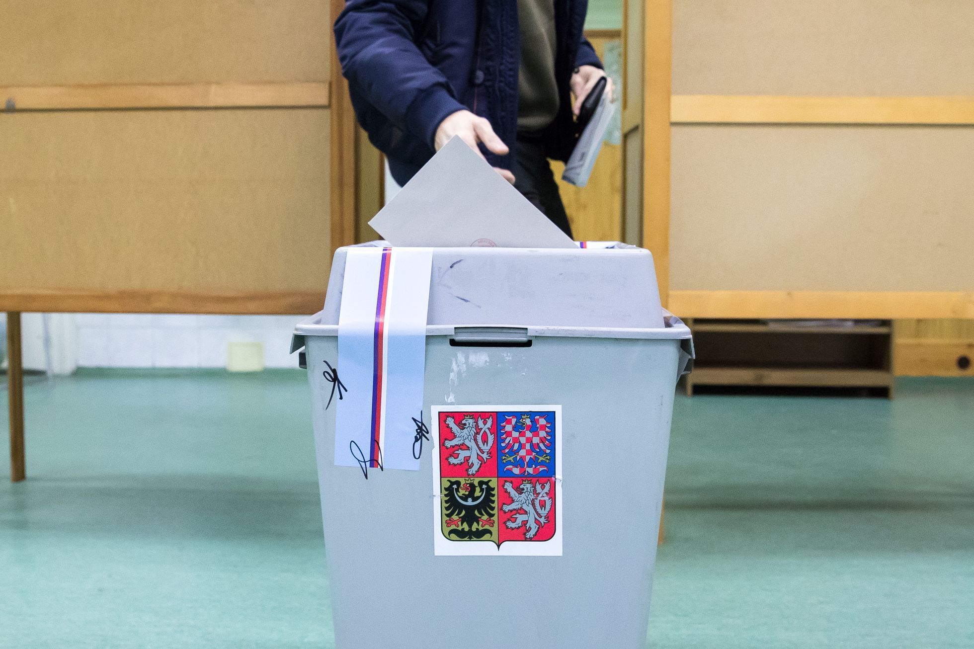Ilustrační foto prezidentské volby 2023, volební komise, urna, hlasování