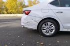 Když je manévr správně provedený, druhému autu se prakticky nic nestane. Takto vypadá Octavia po čtyřech policejních ťukancích.