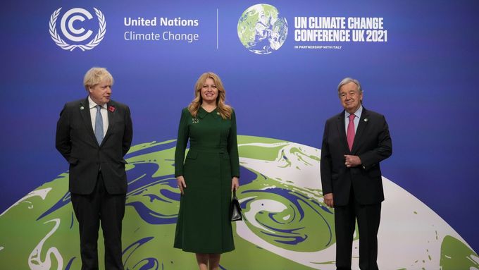 Slovenská prezidentka Zuzana Čaputová na klimatické konferenci. Na fotografii s britským premiérem Borisem Johnsonem a generálním tajemníkem OSN Antoniem Guterreresem.
