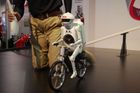 Tento robot dokáže udržet rovnováhu a přirozeně jezdit na kole.