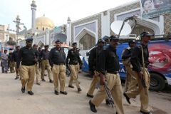 Policie v Pákistánu je po útoku na svatyni v pohotovosti. Zabila přes stovku podezřelých islamistů