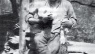 Ernst Schäfer roku 1931 na první expedici v západní Číně. Jednou rukou objímá vlastnoručně složenou pandu velkou a v druhé ruce drží tragopana, druh bažanta.