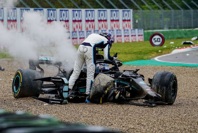 George Russell se sklání k Valtterimu Bottasovi.