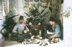 Cestovatelé Bedřich Machulka (vlevo) a Richard Štorch slaví Vánoce v Tripolisu v Libyi. 1898–1902. Kolorovaný snímek