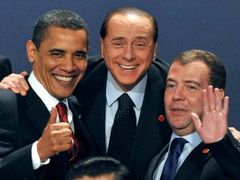 Silvio Berlusconi je velký komunikátor a prozatím mu to nese body