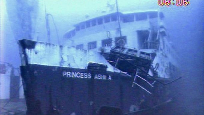 Potopený trajekt "Princess Ashika" nedaleko souostroví Tonga