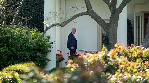 Americký prezident Joe Biden přichází do Bílého domu kvůli útoku Iránu na Izrael.