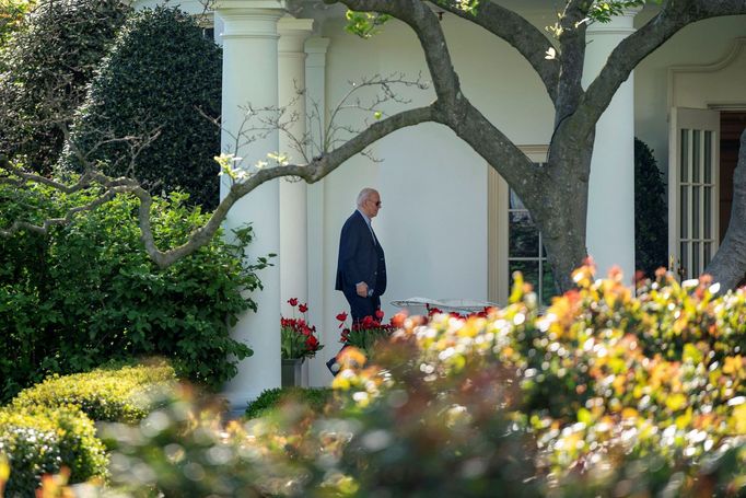 Americký prezident Joe Biden přichází do Bílého domu kvůli útoku Iránu na Izrael.