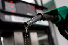 Benzín zlevňuje a mohl by více. Nebýt oslabující koruny