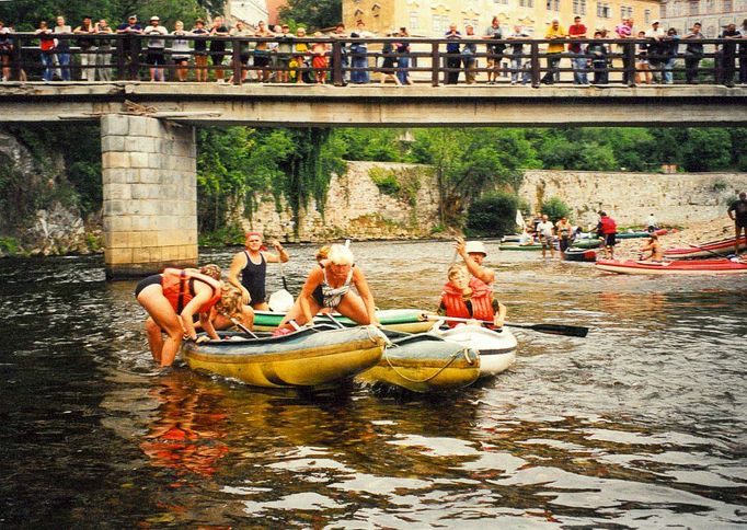 Fotografie z archivu Lubomír Fleisig, který již desítky let zachycuje vodáctví, kterému se stále aktivně věnuje.