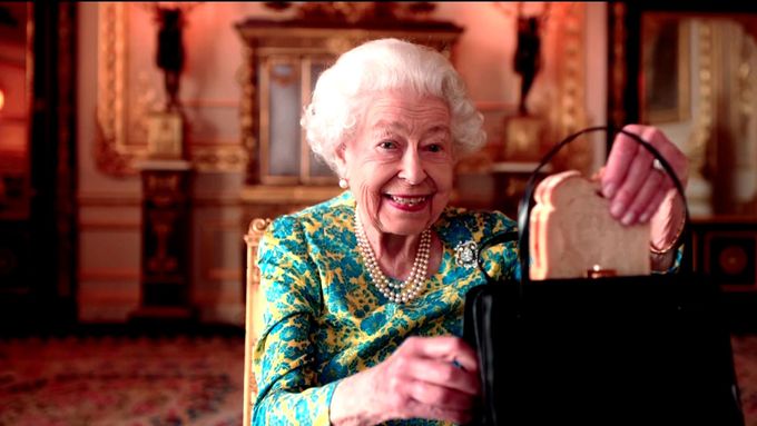 Královna a medvídek Paddington oslavují jubileum