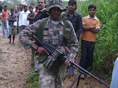 Srílanský voják na místě pádu vrtulníku nedaleko základny v Anuradhapuře