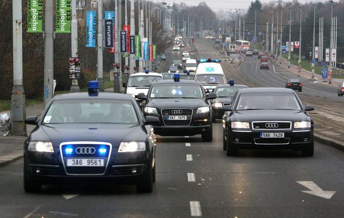 Policejní kolona s dalajlamou jede z letiště po Evropské třídě do centra.