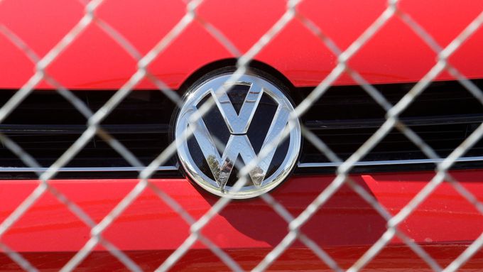 Automobilce Volkswagen ve Spojených státech hrozí kvůli falšování testů emisí pokuta až 18 miliard dolarů (452 miliard Kč).