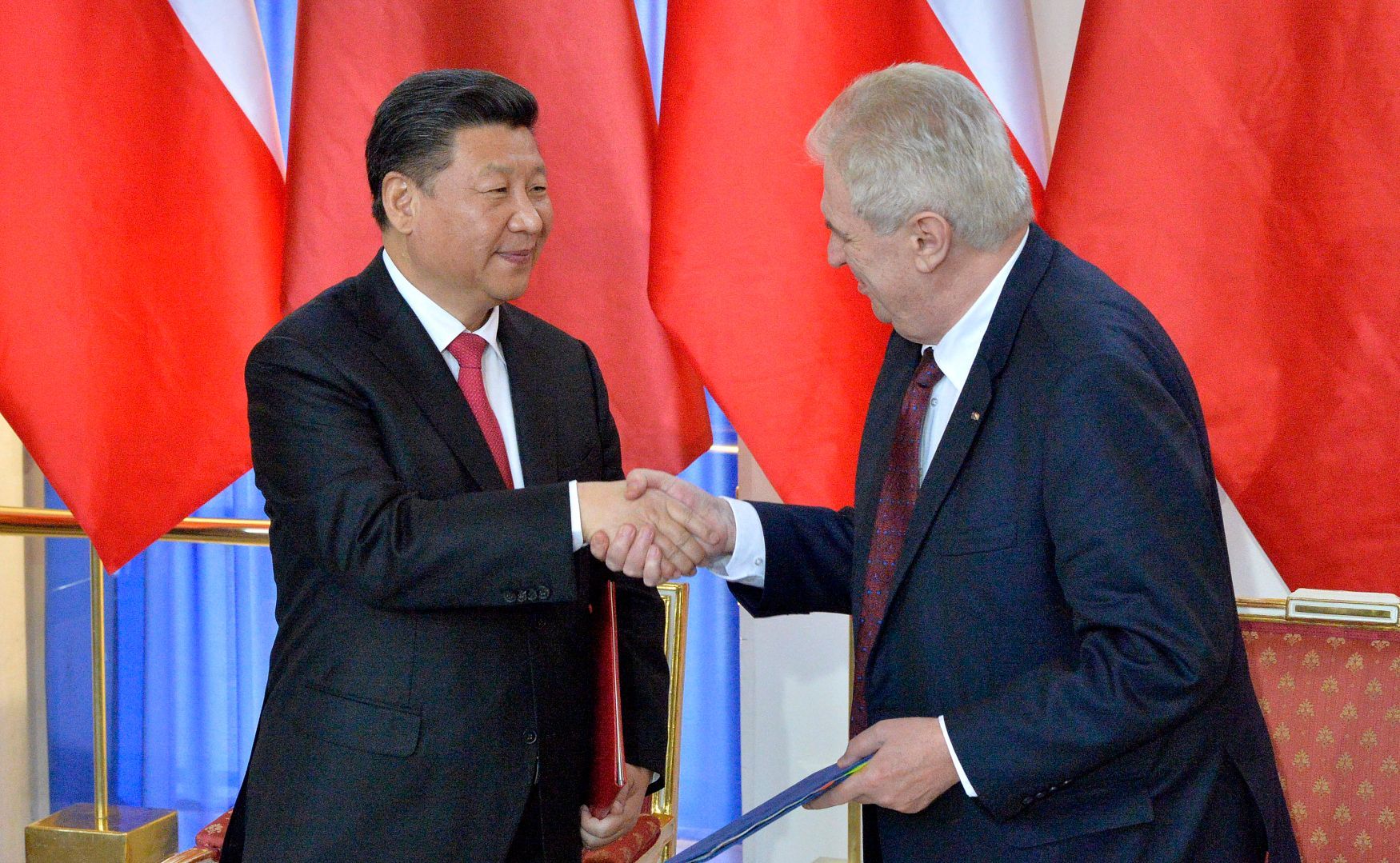 Miloš Zeman a Si Ťin-pching po podepsání dohody na Pražském hradě
