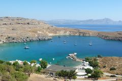 Malý řecký ostrov vsadil na ekologii. Turisty láká na elektromobily a recyklaci