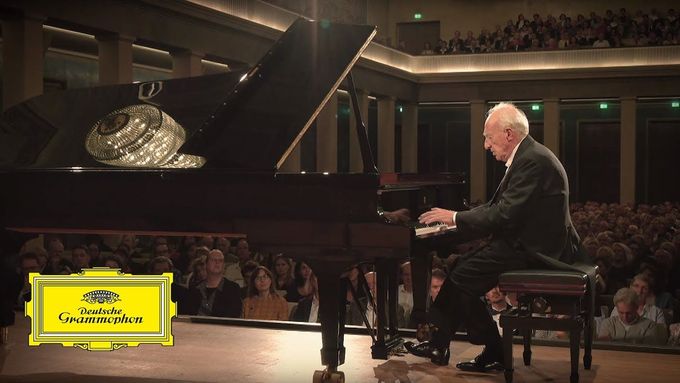 Maurizio Pollini plays Beethoven's Piano Sonata No. 30.