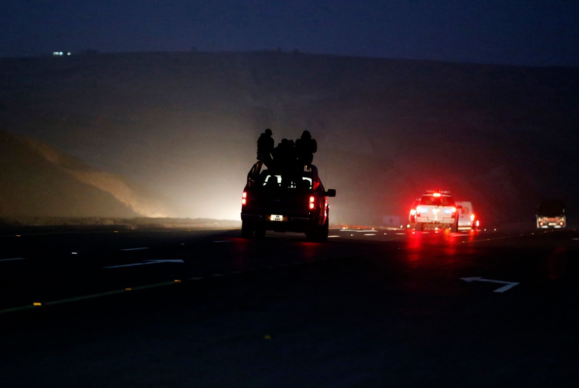Konvoj jordánských policejních vozů opouští před svítáním věznici Sakvá, kde popravčí četa oběsila dva irácké teroristy. Jednou z nich byla žena Sadžídá Rišávíová.