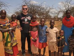 Zakladatel nadačního fondu One More Day For Children Jiří Pergl se svými svěřenci v Keni
