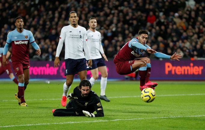 Soccer Football - Premier League - West Ham United v Liverpool - London Stadium, London, Britain - January 29, 2020   West Ham United's Manuel Lanzini in action with Live