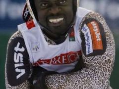 Kwame Nkrumah-Acheampong z Ghany po dojezdu kvalifikace obřího slalomu na MS v Aare. V kvalifikaci skončil poslední a v cíli mu byla zima na prsty.